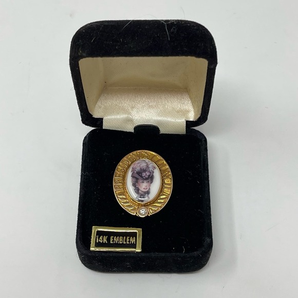 Vintage Avon Mrs Albee Cameo Pin Brooch Presidents Council 14K Gold One Diamond